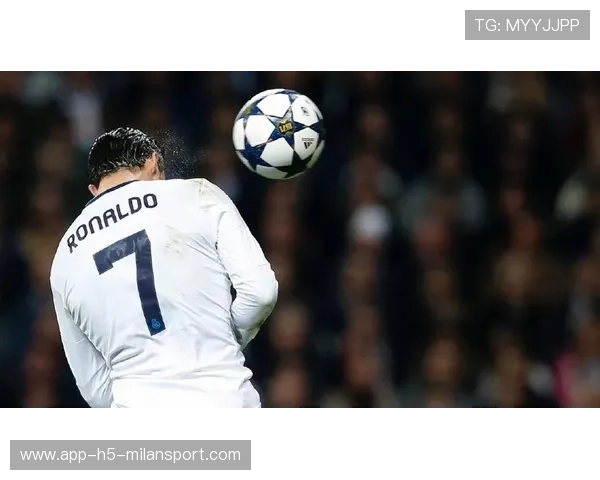 阿贾克斯盯C罗式头球武器:足球场上的空中霸主